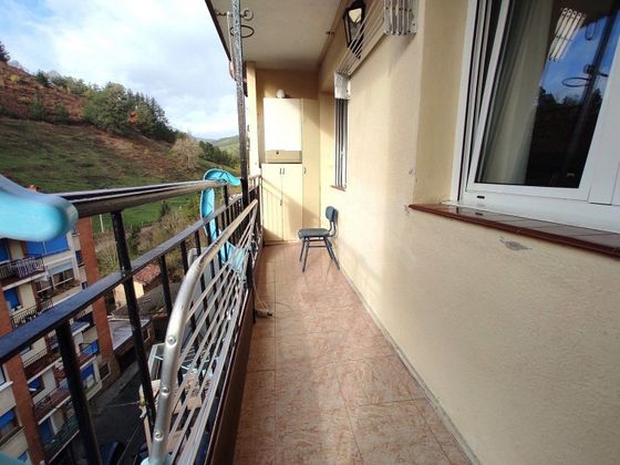 Foto 2 de Piso en venta en Balmaseda de 3 habitaciones con piscina y balcón