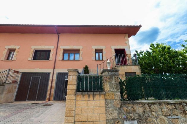 Foto 1 de Casa adosada en venta en Valle de Mena de 4 habitaciones con terraza y piscina