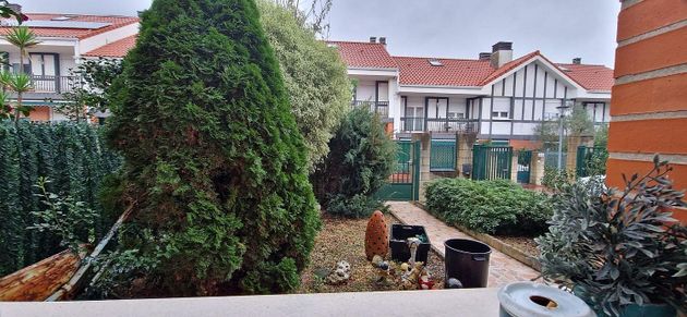 Foto 2 de Casa adosada en venta en Santurtzi de 4 habitaciones con terraza y piscina