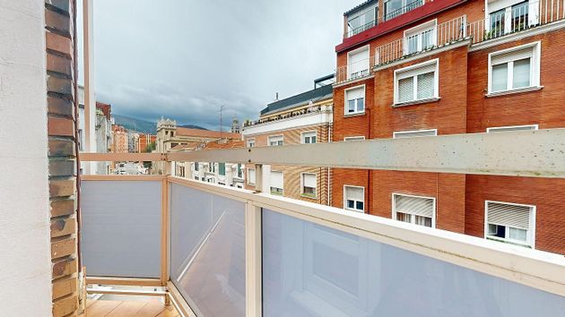 Foto 2 de Venta de piso en Iralabarri de 3 habitaciones con terraza y balcón