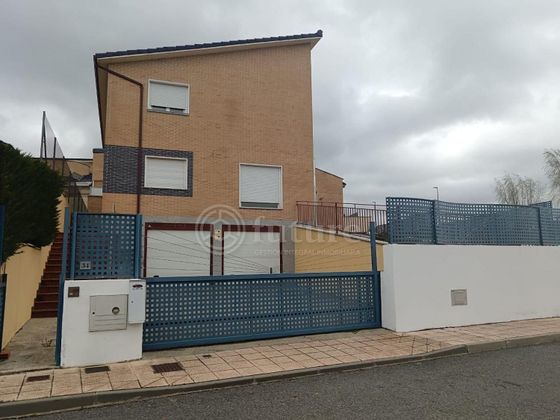 Foto 1 de Casa en venda a Carbajosa de la Sagrada de 4 habitacions amb terrassa i piscina