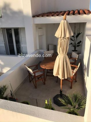 Foto 1 de Pis en venda a Cala Vedella - Cala Tarida - Cala Conta de 2 habitacions amb terrassa i balcó