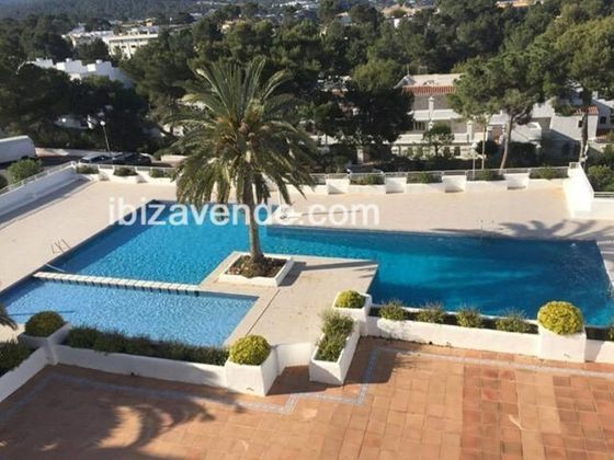 Foto 1 de Piso en alquiler en Cala Vedella - Cala Tarida - Cala Conta de 3 habitaciones con terraza y piscina