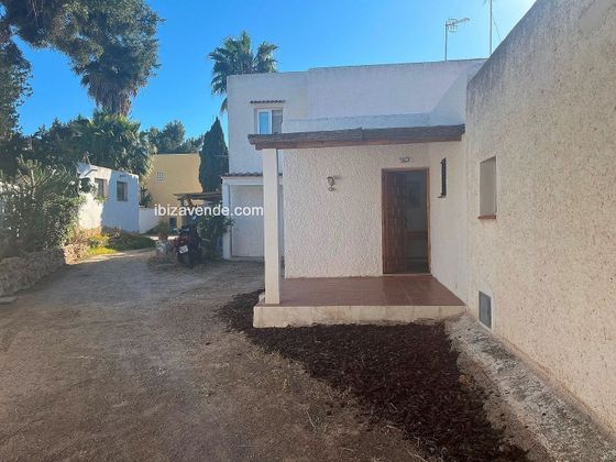 Foto 2 de Casa adosada en alquiler en Cala Vedella - Cala Tarida - Cala Conta de 2 habitaciones con terraza y jardín