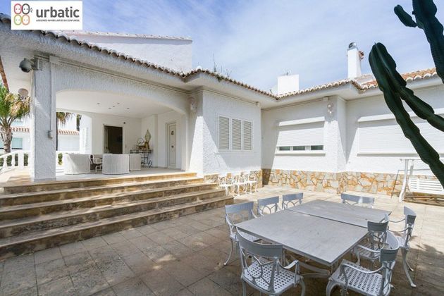 Foto 1 de Xalet en venda a Playa de Gandia de 7 habitacions amb terrassa i piscina