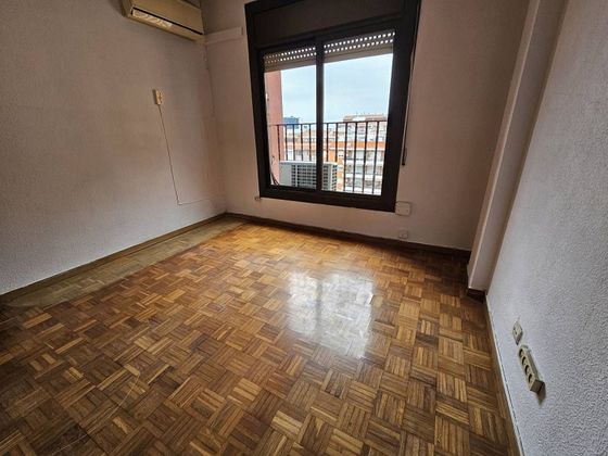 Foto 2 de Venta de piso en Sants de 4 habitaciones con balcón y aire acondicionado