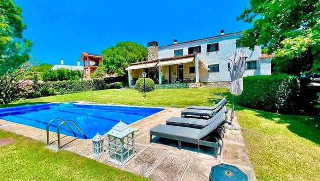 Foto 1 de Chalet en venta en Los Peñascales de 6 habitaciones con terraza y piscina