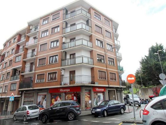 Foto 1 de Pis en venda a Santurtzi de 2 habitacions amb terrassa i calefacció