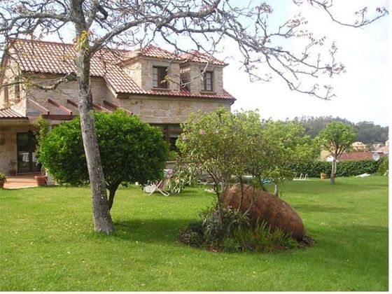 Foto 1 de Chalet en venta en Baiona de 4 habitaciones con piscina y jardín