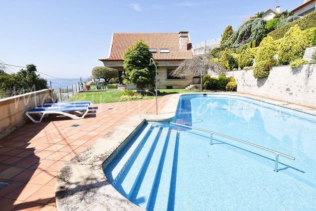 Foto 1 de Chalet en venta en Coruxo - Oia - Saiáns de 5 habitaciones con terraza y piscina