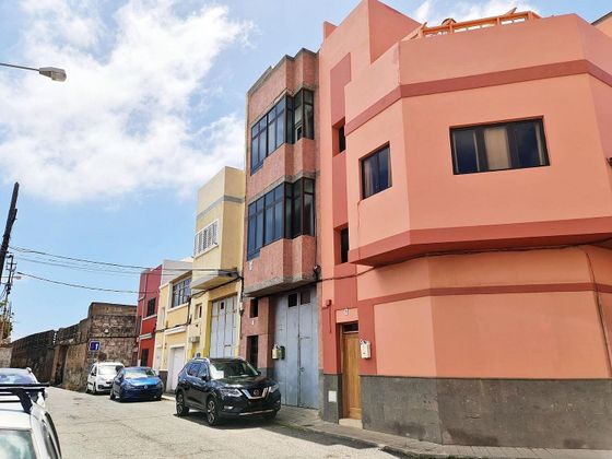 Foto 2 de Piso en venta en calle De Los Leones de 2 habitaciones con terraza y garaje