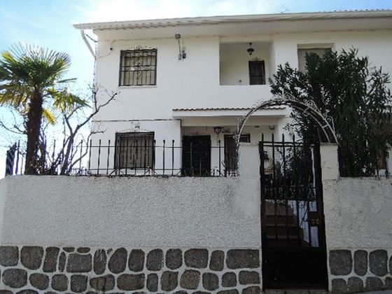 Foto 2 de Casa adosada en venta en calle Pio Baroja de 3 habitaciones con terraza y garaje