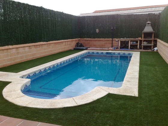 Foto 1 de Casa adossada en venda a calle Colmenar del Arroyo de 4 habitacions amb terrassa i piscina