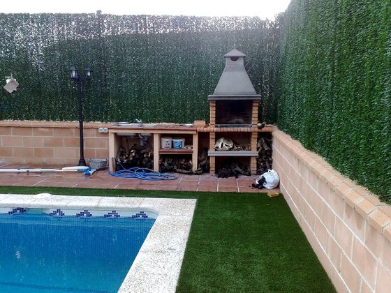 Foto 2 de Casa adossada en venda a calle Colmenar del Arroyo de 4 habitacions amb terrassa i piscina