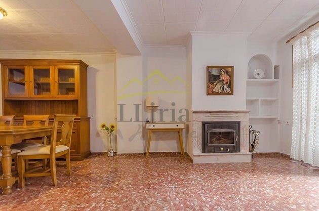 Foto 2 de Casa adossada en venda a Pedralba de 6 habitacions amb terrassa i balcó