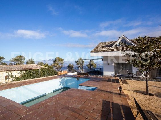 Foto 2 de Chalet en venta en Gelida de 5 habitaciones con terraza y piscina