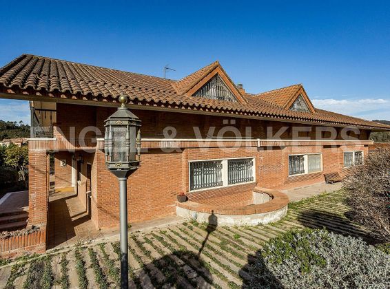 Foto 1 de Venta de chalet en Torrelles de Llobregat de 6 habitaciones con terraza y piscina