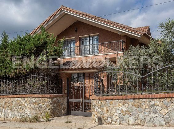 Foto 2 de Xalet en venda a Torrelles de Llobregat de 6 habitacions amb terrassa i piscina