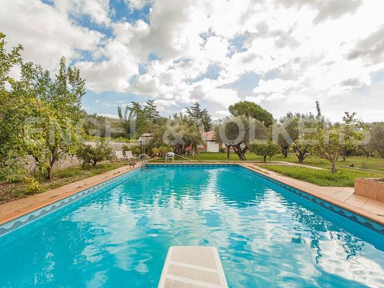 Foto 1 de Chalet en venta en Centre - Castellar del Vallès de 4 habitaciones con piscina y jardín