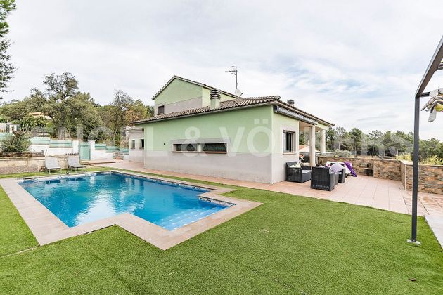 Foto 2 de Chalet en venta en Gualba de 4 habitaciones con terraza y piscina