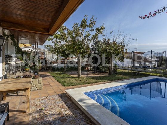 Foto 1 de Chalet en venta en Montmar de 6 habitaciones con piscina y jardín
