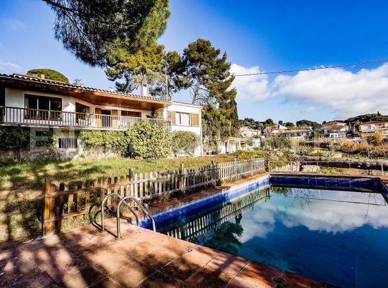 Foto 1 de Casa rural en venda a Premià de Dalt de 5 habitacions amb terrassa i piscina