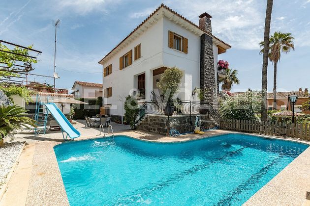 Foto 2 de Chalet en venta en Montgat de 6 habitaciones con terraza y piscina