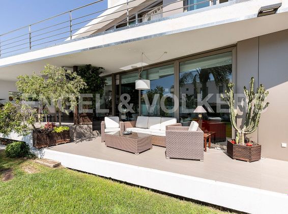 Foto 2 de Chalet en venta en Coma-Ruga de 4 habitaciones con terraza y piscina