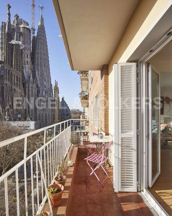 Foto 2 de Venta de piso en La Sagrada Família de 3 habitaciones con balcón y calefacción