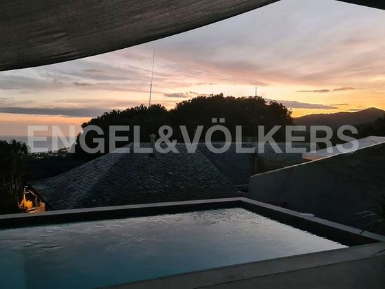 Foto 2 de Venta de chalet en Alella de 7 habitaciones con terraza y piscina