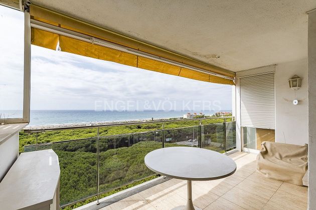 Foto 1 de Dúplex en venta en Gavà Mar de 5 habitaciones con terraza y piscina
