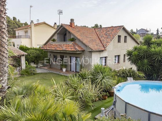 Foto 2 de Chalet en venta en Vallirana de 6 habitaciones con terraza y piscina