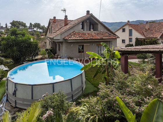 Foto 1 de Chalet en venta en Vallirana de 5 habitaciones con terraza y piscina