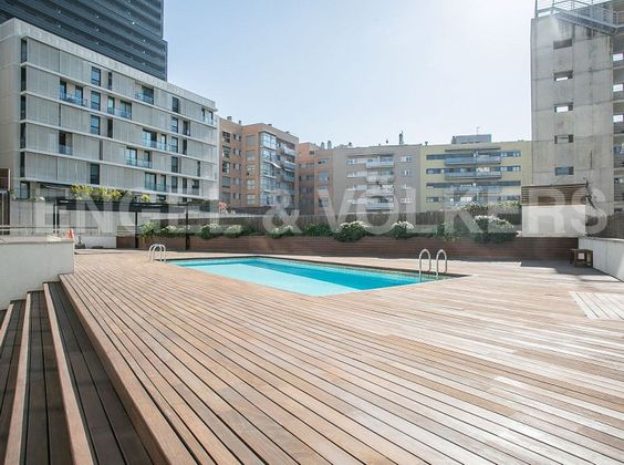 Foto 1 de Dúplex en lloguer a El Poblenou de 2 habitacions amb terrassa i piscina
