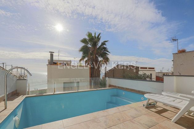 Foto 2 de Casa en venta en Montgat de 4 habitaciones con terraza y piscina