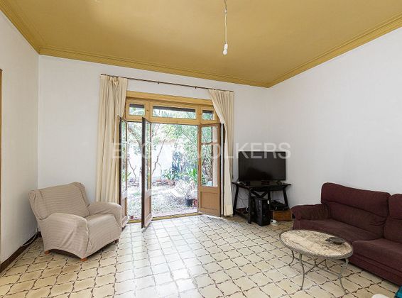 Foto 2 de Casa adossada en venda a Sarrià de 5 habitacions amb terrassa i jardí