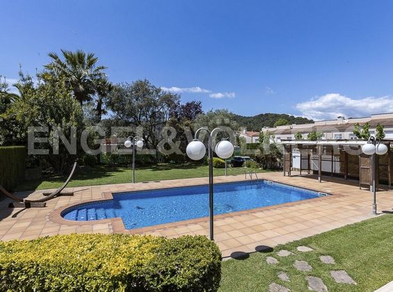 Foto 2 de Xalet en venda a Santa Susanna de 5 habitacions amb terrassa i piscina