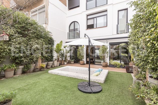 Foto 2 de Dúplex en venda a Vila de Gràcia de 4 habitacions amb terrassa i jardí