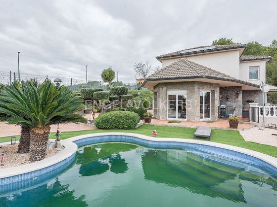 Foto 1 de Venta de chalet en Sant Esteve Sesrovires de 5 habitaciones con terraza y piscina