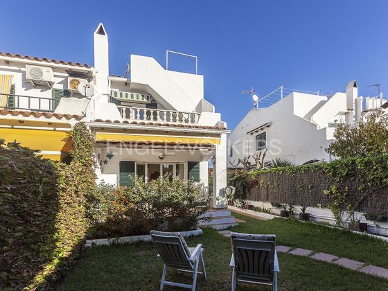 Foto 1 de Casa adosada en venta en Coma-Ruga de 3 habitaciones con terraza y jardín