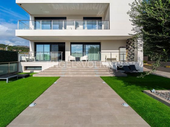 Foto 2 de Chalet en venta en Montgat de 5 habitaciones con terraza y piscina