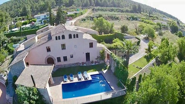 Foto 1 de Venta de chalet en Torrelles de Foix de 9 habitaciones con terraza y piscina