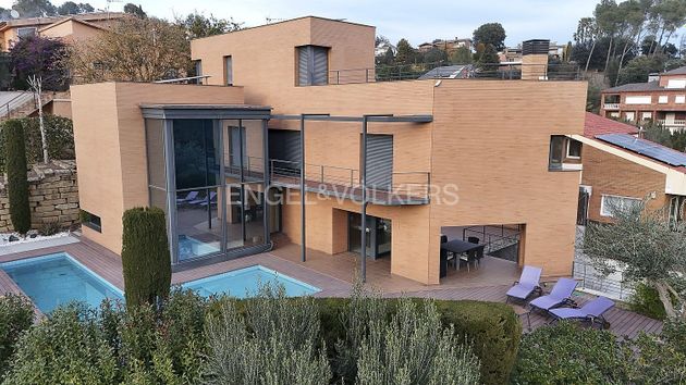 Foto 2 de Chalet en venta en Sant Andreu de la Barca de 5 habitaciones con terraza y piscina