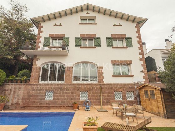 Foto 1 de Venta de casa en Torrelles de Llobregat de 6 habitaciones con terraza y piscina