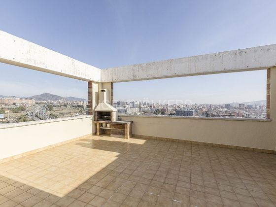 Foto 1 de Àtic en lloguer a Almeda - El Corte Inglés de 4 habitacions amb terrassa i piscina