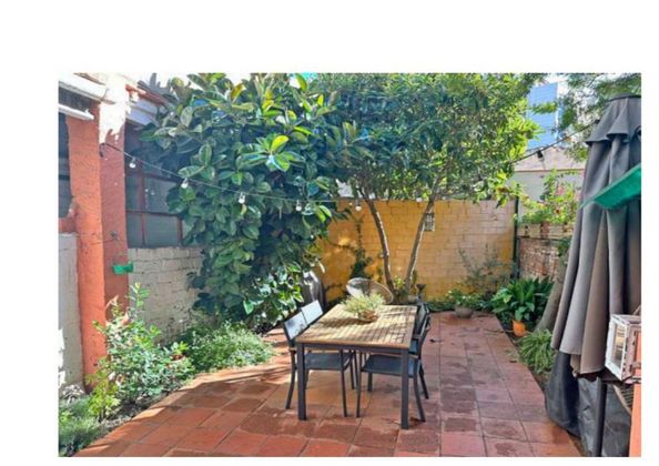 Foto 1 de Casa en venta en Sant Andreu de Palomar de 11 habitaciones con jardín y balcón