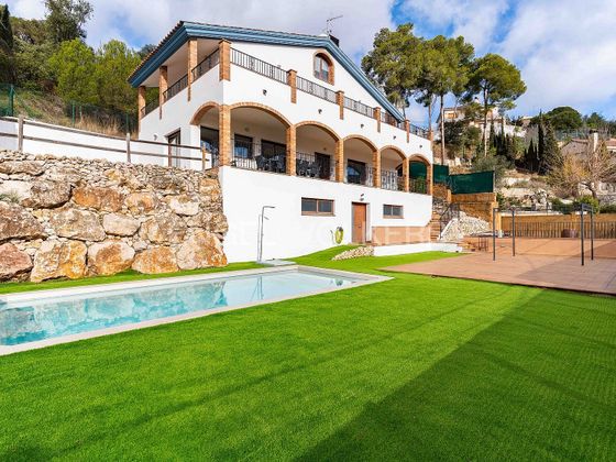 Foto 1 de Chalet en venta en Santa Susanna de 7 habitaciones con terraza y piscina