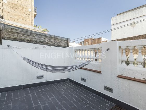 Foto 1 de Casa adossada en lloguer a Vila de Gràcia de 2 habitacions amb terrassa i mobles