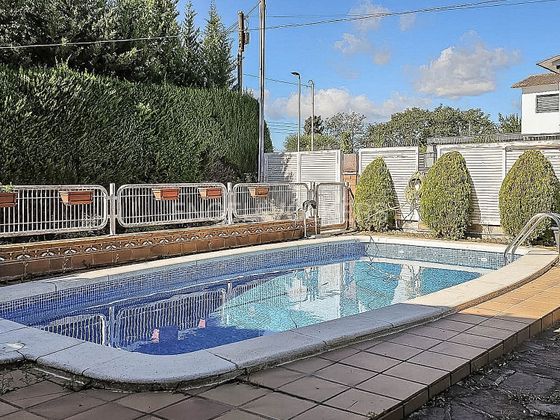 Foto 2 de Venta de chalet en Llinars del Valles de 6 habitaciones con piscina y garaje