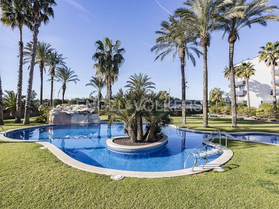 Foto 2 de Piso en venta en Clarà de 2 habitaciones con terraza y piscina